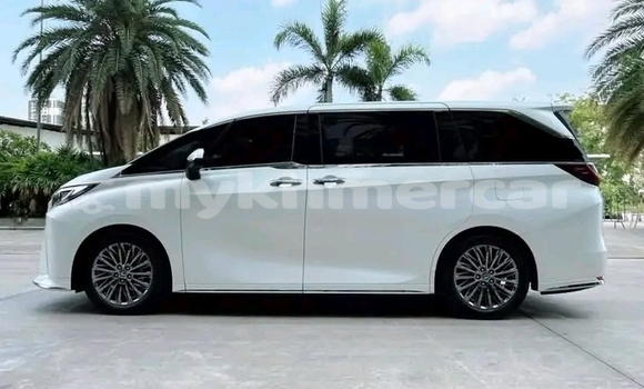 Buy Used Lexus LX 570 White Car in Chbar Mon in Kampong Speu Province Buy Used Lexus LX 570 White Car in Chbar Mon in Kampong Speu Province