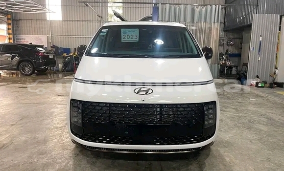 Buy Used Hyundai Starex White Car in Chbar Mon in Kampong Speu Province