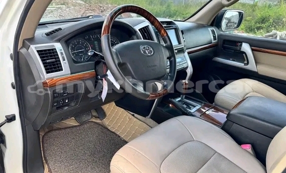 Buy Used Toyota Land Cruiser White Car in Chbar Mon in Kampong Speu Province Buy Used Toyota Land Cruiser White Car in Chbar Mon in Kampong Speu Province