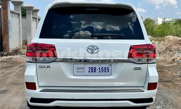 Buy Used Toyota Land Cruiser White Car in Chbar Mon in Kampong Speu Province Buy Used Toyota Land Cruiser White Car in Chbar Mon in Kampong Speu Province
