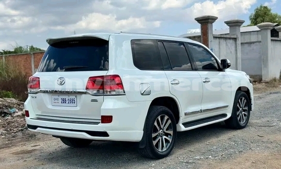 Buy Used Toyota Land Cruiser White Car in Chbar Mon in Kampong Speu Province Buy Used Toyota Land Cruiser White Car in Chbar Mon in Kampong Speu Province