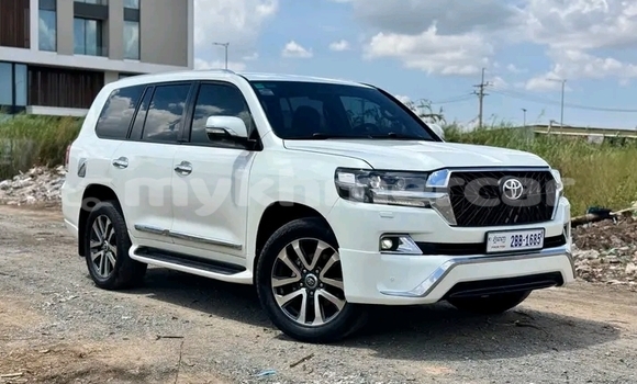 Buy Used Toyota Land Cruiser White Car in Chbar Mon in Kampong Speu Province Buy Used Toyota Land Cruiser White Car in Chbar Mon in Kampong Speu Province