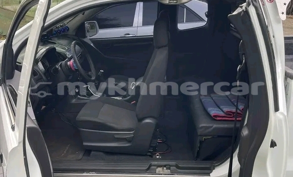 Buy Used Isuzu D–MAX White Car in Chbar Mon in Kampong Speu Province