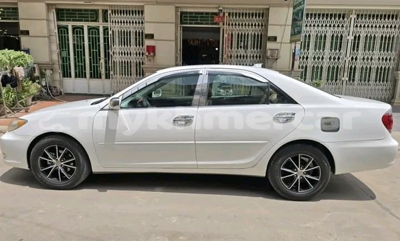 Acheter Occasion Voiture Toyota Camry Blanc à Chbar Mon, Kampong Speu Province Acheter Occasion Voiture Toyota Camry Blanc à Chbar Mon, Kampong Speu Province