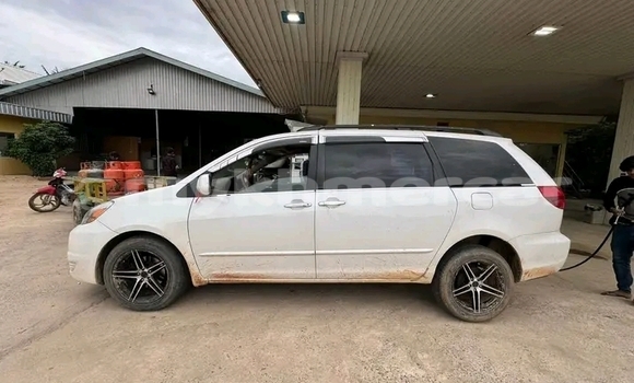 Acheter Occasion Voiture Toyota Prius Blanc à Chbar Mon, Kampong Speu Province Acheter Occasion Voiture Toyota Prius Blanc à Chbar Mon, Kampong Speu Province