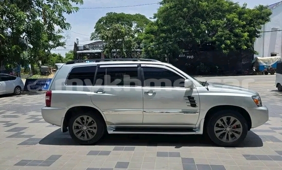 Buy Used Toyota Highlander White Car in Chbar Mon in Kampong Speu Province