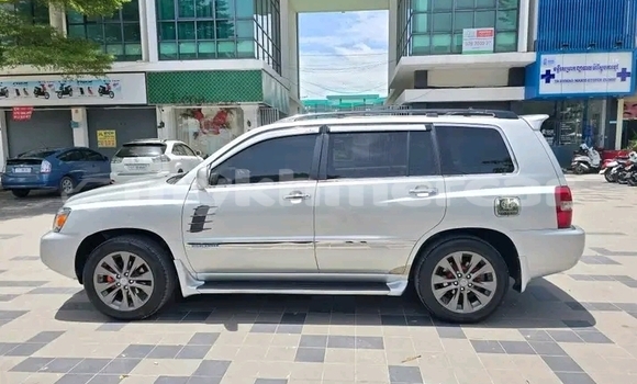 Acheter Occasion Voiture Toyota Highlander Blanc à Chbar Mon, Kampong Speu Province Acheter Occasion Voiture Toyota Highlander Blanc à Chbar Mon, Kampong Speu Province