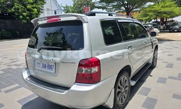 Acheter Occasion Voiture Toyota Highlander Blanc à Chbar Mon, Kampong Speu Province Acheter Occasion Voiture Toyota Highlander Blanc à Chbar Mon, Kampong Speu Province