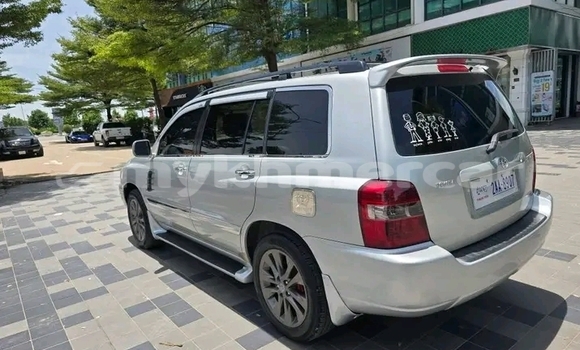 Acheter Occasion Voiture Toyota Highlander Blanc à Chbar Mon, Kampong Speu Province Acheter Occasion Voiture Toyota Highlander Blanc à Chbar Mon, Kampong Speu Province