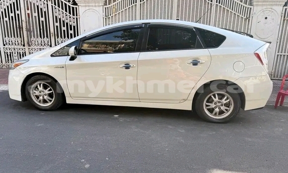 Buy Used Toyota Prius White Car in Cheom Ksan in Preah Vihear Province Buy Used Toyota Prius White Car in Cheom Ksan in Preah Vihear Province