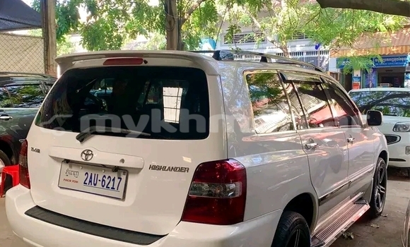Buy Used Toyota Highlander White Car in Chbar Mon in Kampong Speu Province