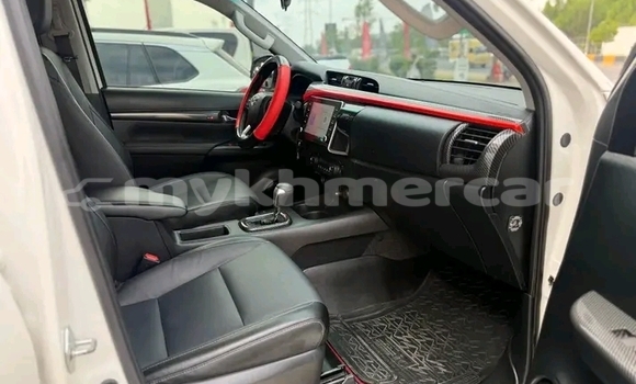 Buy Used Toyota Hilux White Car in Neak Leung in Prey Veng Province