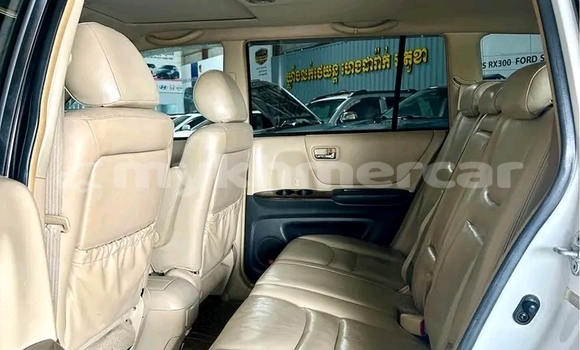 Buy Used Toyota Highlander White Car in Khŭm Sráng in Kampong Speu Province Buy Used Toyota Highlander White Car in Khŭm Sráng in Kampong Speu Province