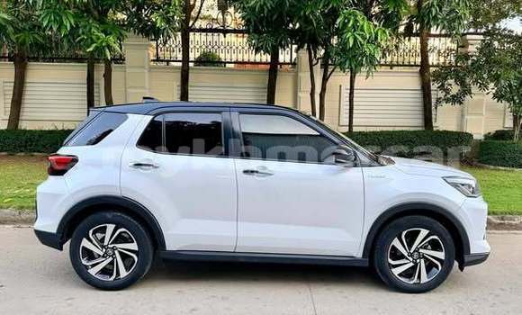 Buy Used Toyota RAV4 Green Car in Chbar Mon in Kampong Speu Province Buy Used Toyota RAV4 Green Car in Chbar Mon in Kampong Speu Province