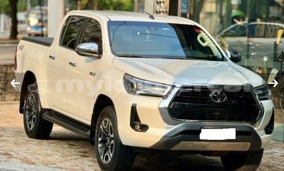 Buy Used Toyota Hilux White Car in Phnom Penh in Phnom Penh