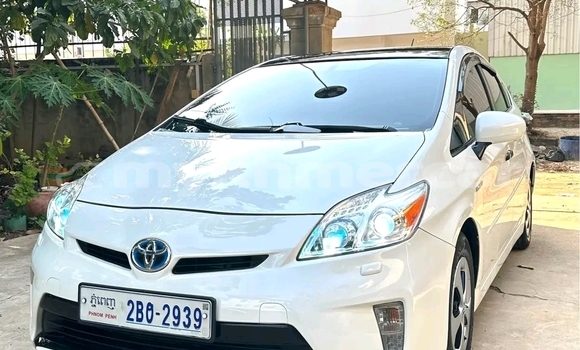 Buy Used Toyota Prius White Car in Chbar Mon in Kampong Speu Province Buy Used Toyota Prius White Car in Chbar Mon in Kampong Speu Province