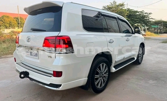 Buy Used Toyota Land Cruiser White Car in Chbar Mon in Kampong Speu Province Buy Used Toyota Land Cruiser White Car in Chbar Mon in Kampong Speu Province