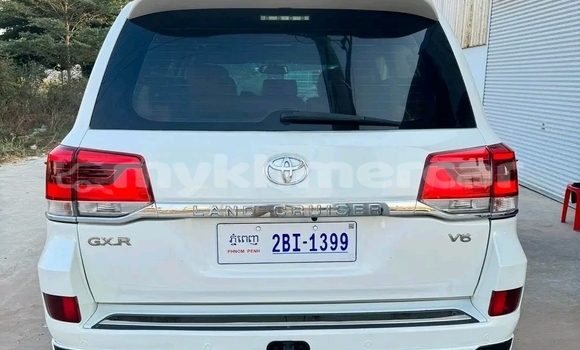 Buy Used Toyota Land Cruiser White Car in Chbar Mon in Kampong Speu Province Buy Used Toyota Land Cruiser White Car in Chbar Mon in Kampong Speu Province