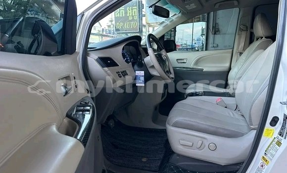 Buy Used Toyota Sienna White Car in Bavet in Svay Rieng Province