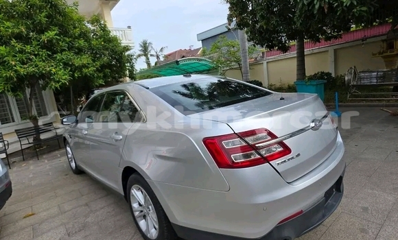 Buy Used Ford Taurus White Car in Phnom Penh in Phnom Penh
