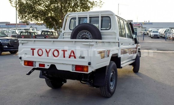 Acheter Import Voiture Toyota Pickup Blanc à Import - Dubai, Kampot Province Acheter Import Voiture Toyota Pickup Blanc à Import - Dubai, Kampot Province