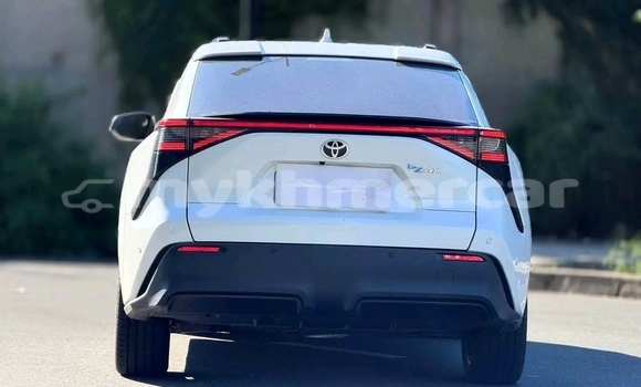 Buy Used Toyota Blizzard White Car in Phnom Penh in Phnom Penh