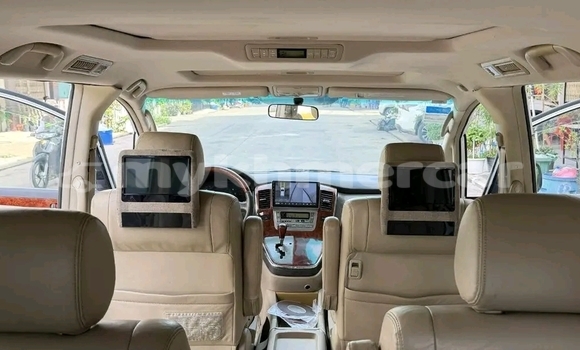 Buy Used Toyota Alphard White Car in Phnom Penh in Phnom Penh