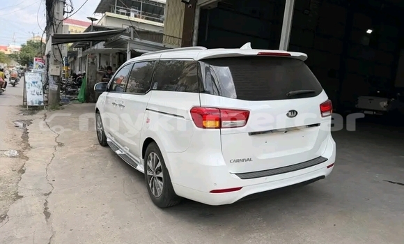 Buy Used Kia Carnival White Car in Phnom Srok in Banteay Meanchey Province Buy Used Kia Carnival White Car in Phnom Srok in Banteay Meanchey Province