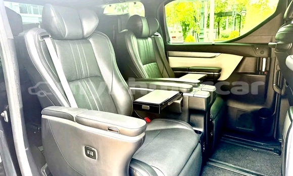 Buy Used Toyota Alphard White Car in Phnom Penh in Phnom Penh