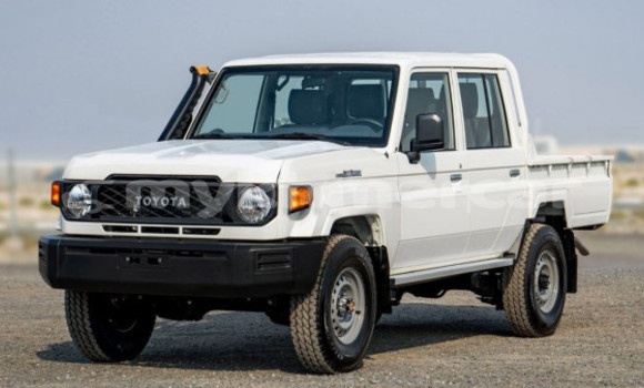 Buy Used Toyota Land Cruiser White Car in Phnom Penh in Phnom Penh