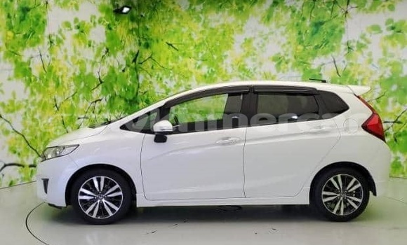 Buy Used Honda FIT White Car in Phnom Penh in Phnom Penh
