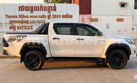 Buy Used Toyota Hilux White Car in Phnom Penh in Phnom Penh