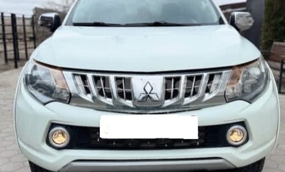 Buy Used Mitsubishi L200 White Car in Phnom Penh in Phnom Penh