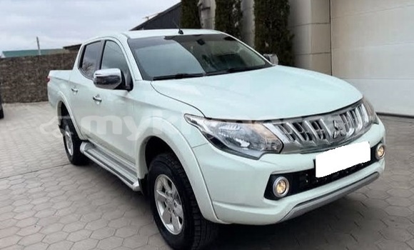 Buy Used Mitsubishi L200 White Car in Phnom Penh in Phnom Penh
