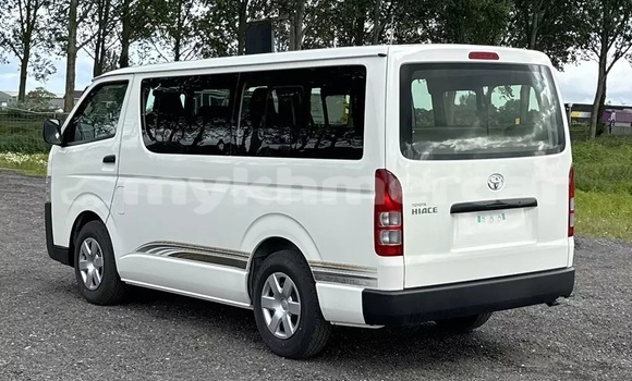 Buy Used Toyota HiAce White Truck in Battambang in Battambang Province Buy Used Toyota HiAce White Truck in Battambang in Battambang Province