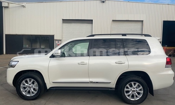 Buy Used Toyota Land Cruiser White Car in Phnom Penh in Phnom Penh Buy Used Toyota Land Cruiser White Car in Phnom Penh in Phnom Penh