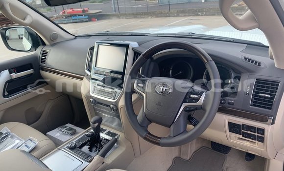 Buy Used Toyota Land Cruiser White Car in Phnom Penh in Phnom Penh Buy Used Toyota Land Cruiser White Car in Phnom Penh in Phnom Penh