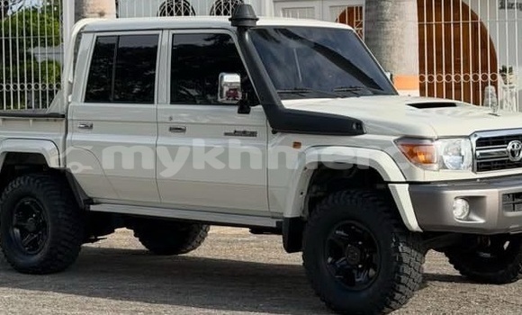 Buy Used Toyota Land Cruiser White Car in Phnom Penh in Phnom Penh