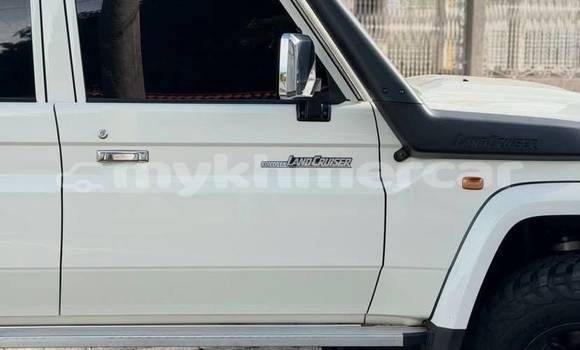 Buy Used Toyota Land Cruiser White Car in Phnom Penh in Phnom Penh Buy Used Toyota Land Cruiser White Car in Phnom Penh in Phnom Penh