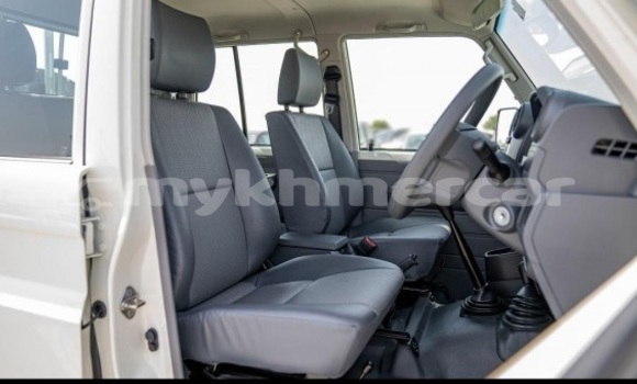Buy Used Toyota Land Cruiser White Car in Phnom Penh in Phnom Penh Buy Used Toyota Land Cruiser White Car in Phnom Penh in Phnom Penh