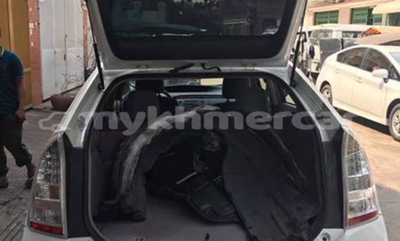 Buy Used Toyota Prius White Car in Phnom Penh in Phnom Penh Buy Used Toyota Prius White Car in Phnom Penh in Phnom Penh